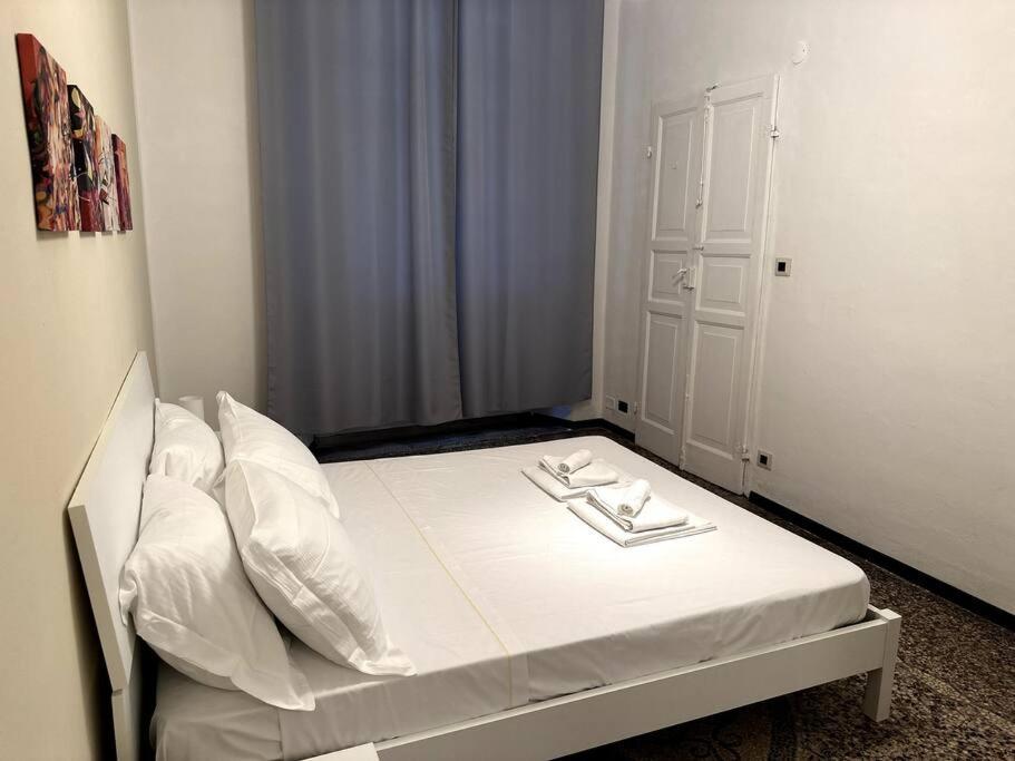 Ridi Che Ti Passa In Vico Del Fieno Apartment Genoa Luaran gambar