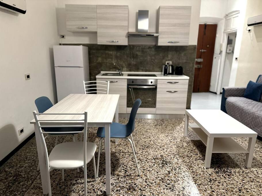 Ridi Che Ti Passa In Vico Del Fieno Apartment Genoa Luaran gambar