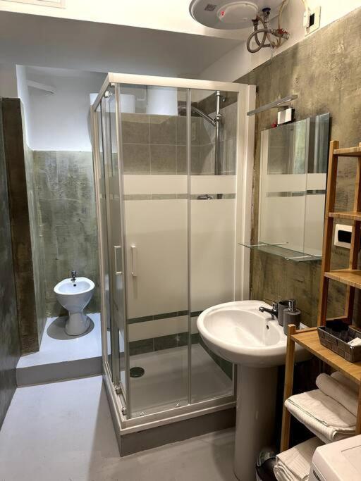 Ridi Che Ti Passa In Vico Del Fieno Apartment Genoa Luaran gambar